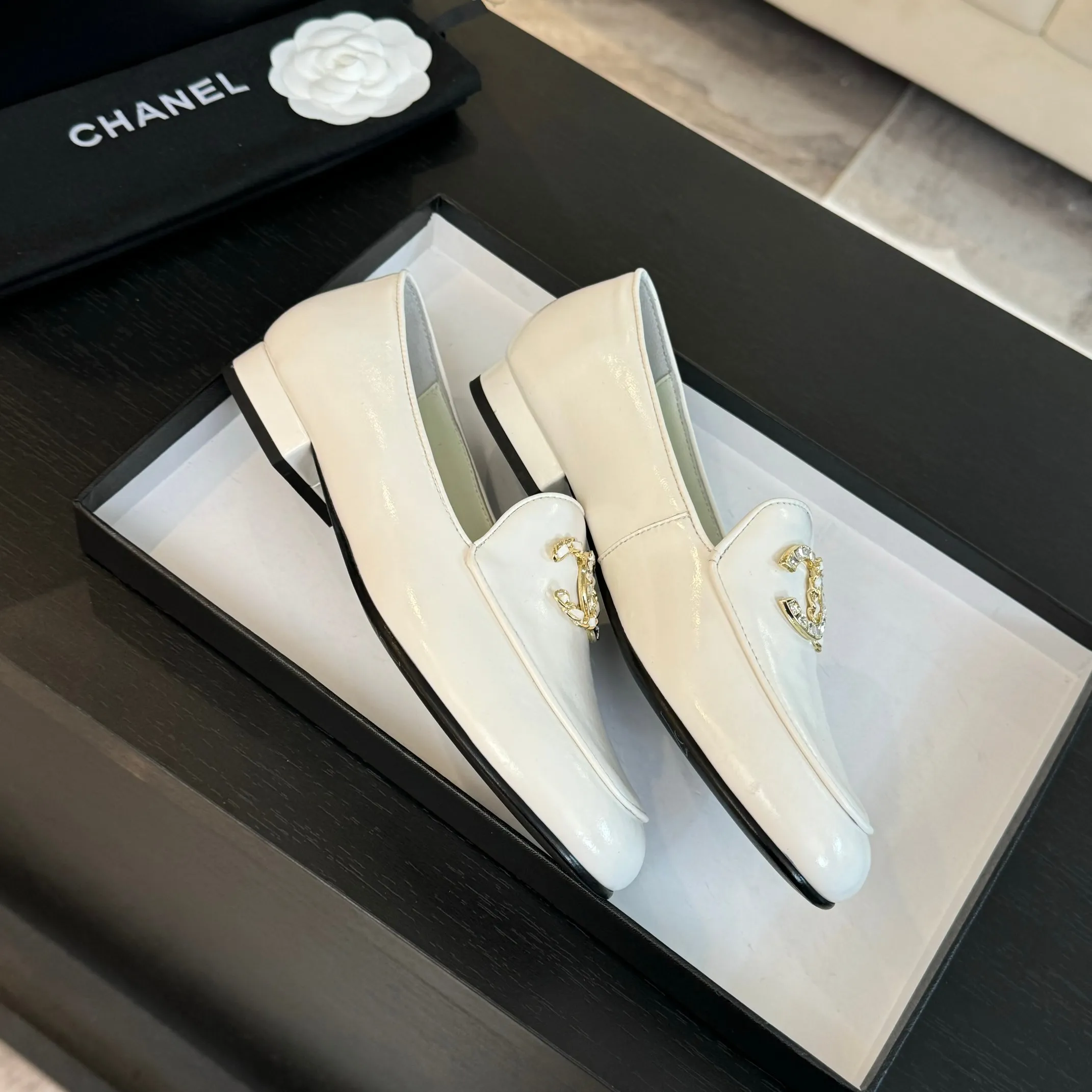 👟👟Ex-factory price 600👟👟 Purchasing-grade CHANEL Xiaoxiang classic retro shoes. I liked this pair at first sight. The design of the upper is very special. The classic hardware buckles embellished with Xiaoxiang are very CHANEL style. It has a high-end feel. The upper feet are very comfortable and soft. The feet are not afraid of being good-looking and comfortable. They are invincible when paired with mid-calf socks, skirts and trousers. It looks simple in style, but it has the effect of elongating the legs immediately on the feet, which is simple and does not lose personality. Adds a touch of coolness. Upper: imported mixed-breed lambskin. Lining: mixed-breed sheepskin. Soft, sweat-absorbent and breathable! Hardware: Exclusive original 1:1 mold development! Long-lasting and does not soften! Outsole: Genuine leather outsole imported from Italy. Height is about 2.5cm. Different market currency. We are different. Size: #34-42 (34 40 41 customized, non-refundable)